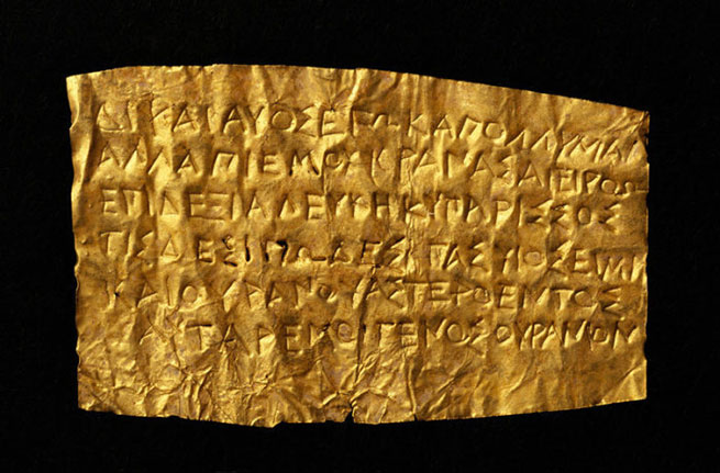 Золотая пластина размером 3,7х2,2 мм с древнегреческими письменами. II пол. IV века до н.э. | Фото: getty.edu.