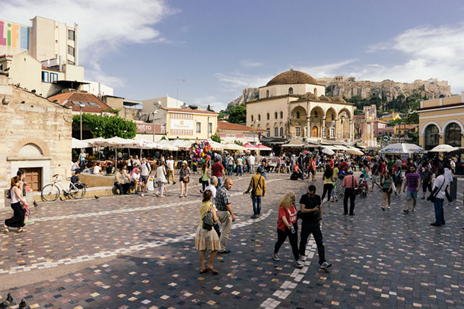Площадь Монастираки на фоне Акрополя