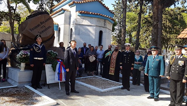 2017 год. Экипаж "Сметливого" возложил венки к памятнику русским морякам в Пирее 