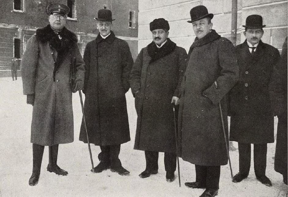 Слева направо: германский генерал Макс Гофман, австро-венгерский министр иностранных дел, граф Оттокар Чернин, представитель Османской империи Мехмед Талаат-паша, и представитель германского МИД Рихард фон Кюльман.