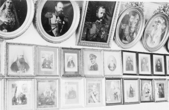Портрет Адольфа Гитлера (во втором ряду, четвертый слева)
