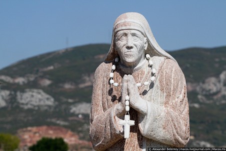 Мать Тереза, сложив руки в молитве, просит за  родную Албанию. 
