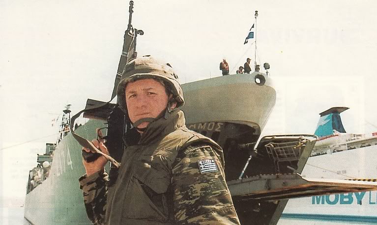 На фото: греческий миротворец на фоне десантного корабля HN Sanos (L174) проекта Jason. Албания, 1997 год.