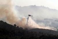 Уже вторые сутки на греческом острове Самос в Эгейском море идет борьба с лесным пожаром.