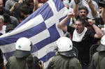 В Афинах десятки молодых людей забросали камнями полицейских у здания парламента Греции