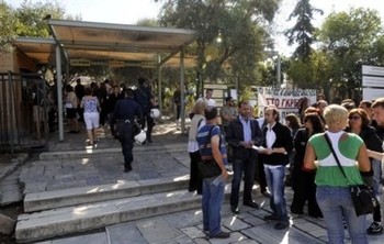 Бастующие музейные работники пускают на Акрополь бесплатно