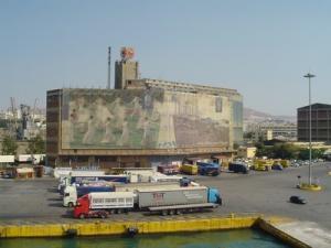 Бастующие водители грузовиков в порту Пирей помешали отправке паромов
