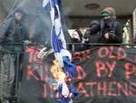Анархисты сжигают греческий флаг