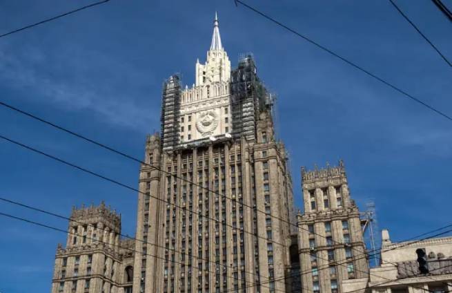 Россиянам за границей предложат сообщать о получении ВНЖ в диппредставительство РФ