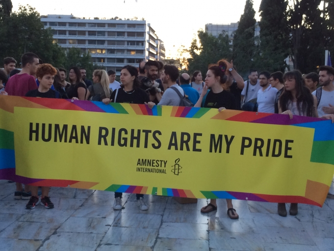 Члены гей-сообщества в Афинах прошли маршем в знак солидарности с жертвами Орландо