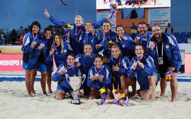 Женская сборная Греции по пляжному гандболу - чемпионам мира