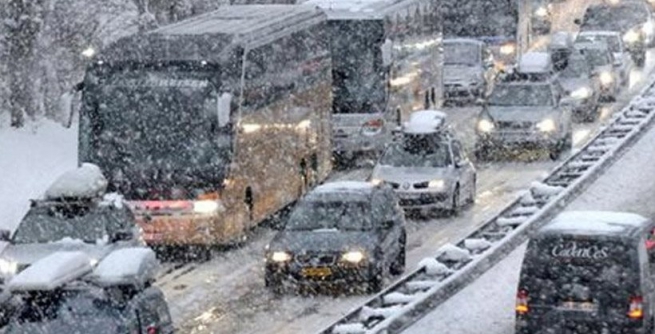 Снегопад "накрыл" водителей в Греции