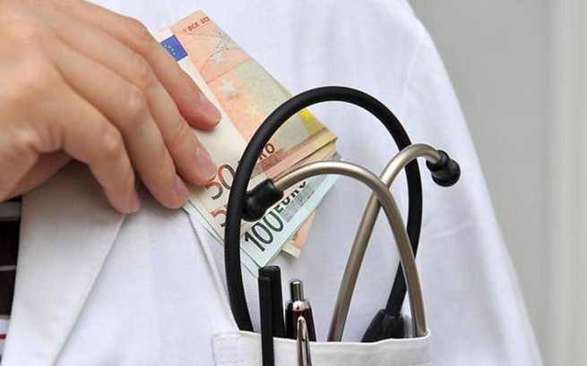 Один из трех греков платит врачам "fakelaki" (денежку в конверте)