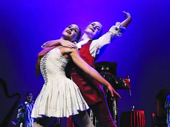 Гомофобная реакция на балет в Патрах: "Моцарт" в женском обличии, и поцелуй между двумя примами
