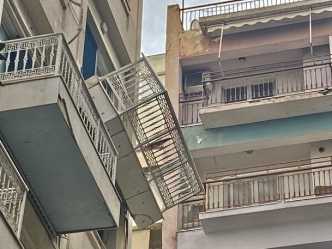 У отеля на Сингру... отвалился балкон