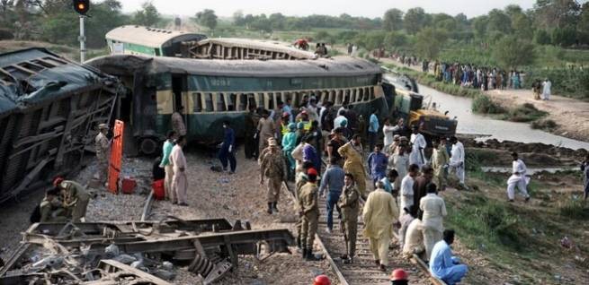 Катастрофа в Пакистане: 30 погибших и 80 пострадавших в результате крушения пассажирского поезда (видео)