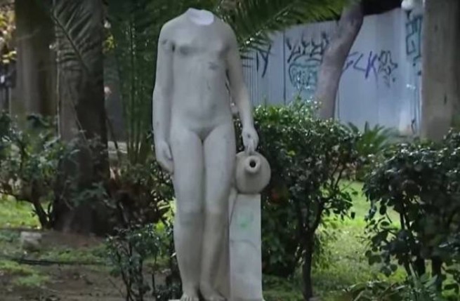 Вандалы обезглавили... статую в парке "Эвангелизмос"