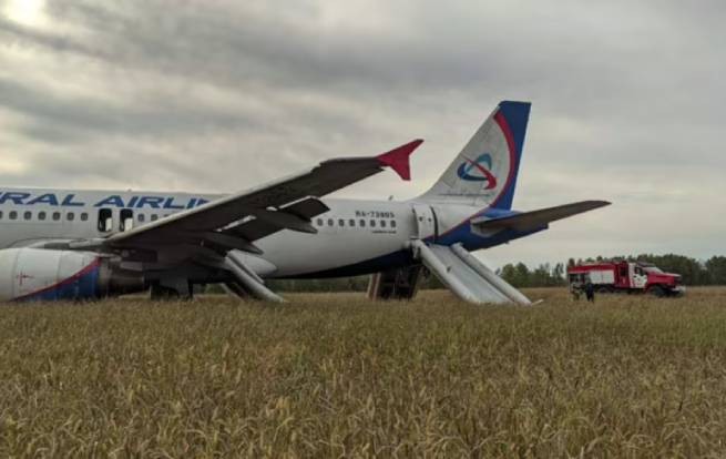Экстренная посадка пассажирского самолета в России (видео)