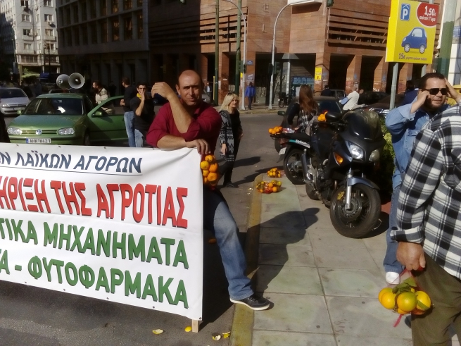 Бастующие крестьяне раздавали апельсины в центре греческой столицы