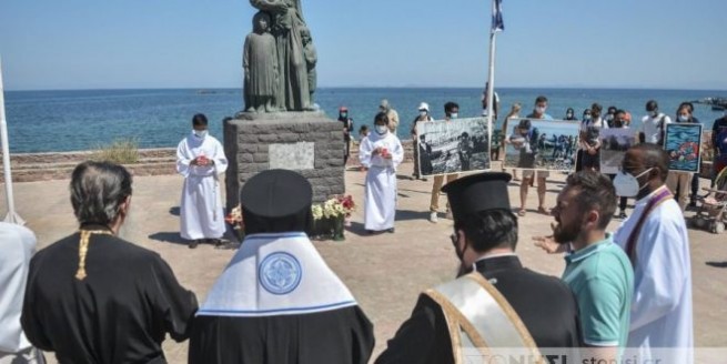 Греческие священники молятся за всех беженцев мира