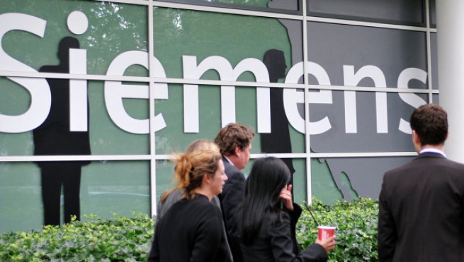 СМИ: ключевой свидетель по делу о взятках Siemens избита в Афинах