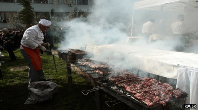 На Центральном рынке Афин бесплатно угощали жареным мясом