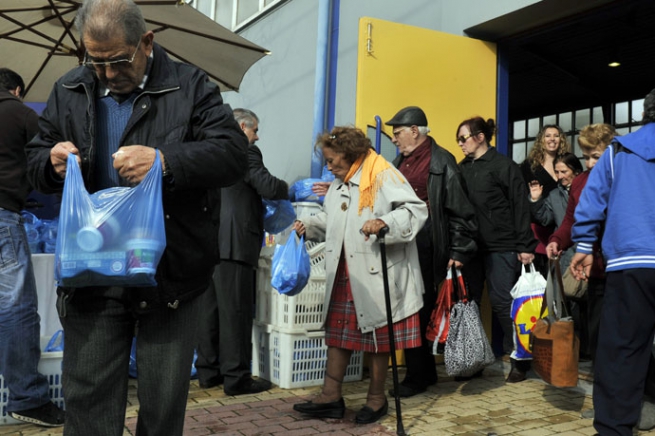 Более одной трети греков стоят перед угрозой бедности