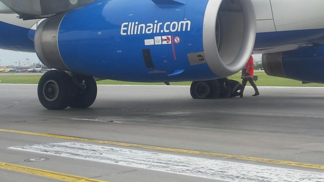При посадке у самолета рейса  Афины-Москва, компании Элинэйр лопнули колеса.