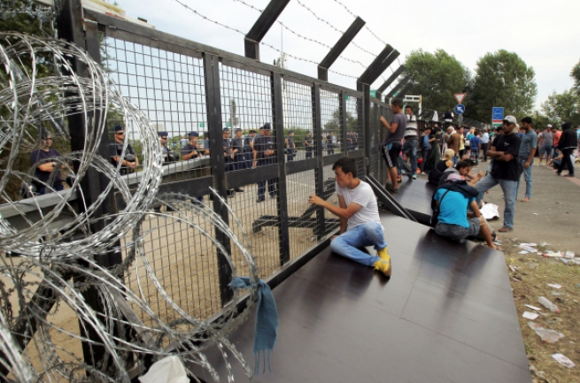 Австрия и Венгрия хотят закрыть для "беженцев" границу между Грецией и Скопией