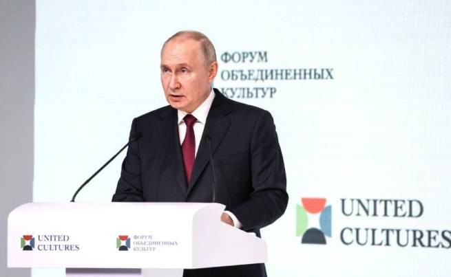 Путин о ЛГБТ-сообществе и своем прошлом в КГБ (видео)