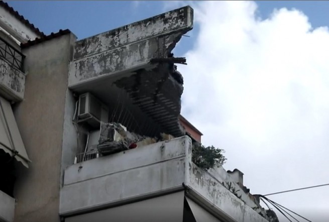 Обрушился балкон многоэтажного жилого дома в Халандри