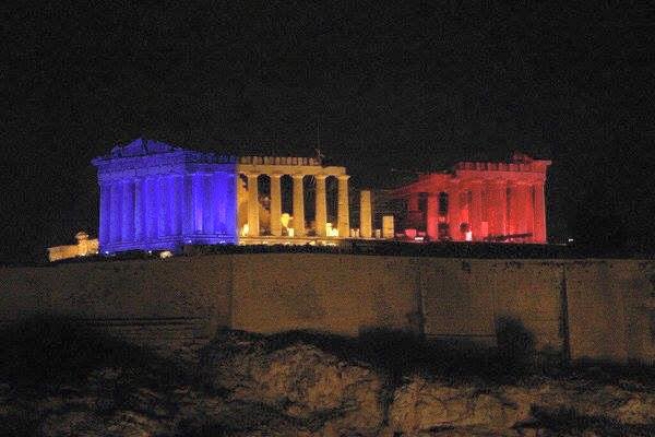 Греческие здания осветились цветами Франции (фото)