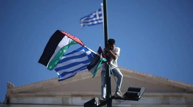 Арест палестинца, водрузившего флаг своей страны рядом с греческим на Синтагме