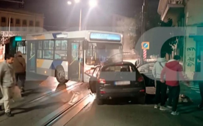 Лобовое столкновение автобуса «040» с легковым автомобилем. Две женщины получили ранения