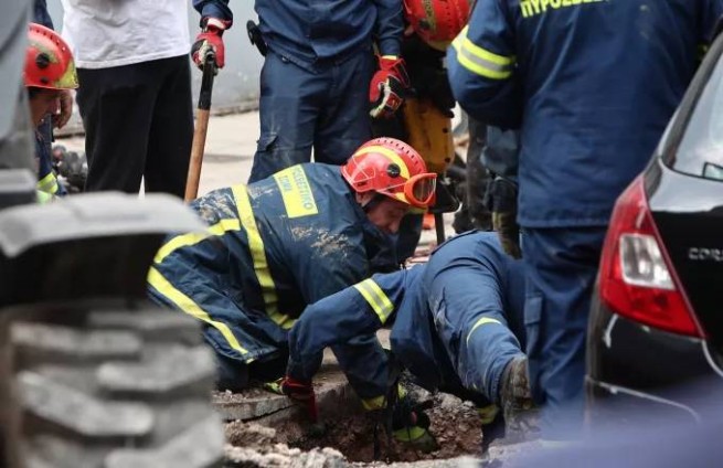 Трагедия в Пирее: мужчина провалился в люк