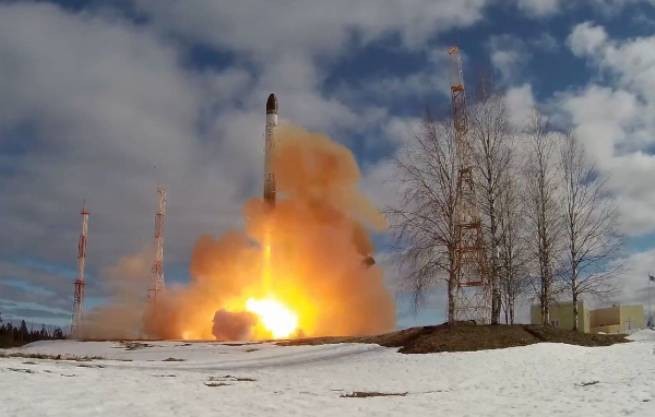 Неудачный запуск ракеты "Сармат" во время посещения Байденом Киева