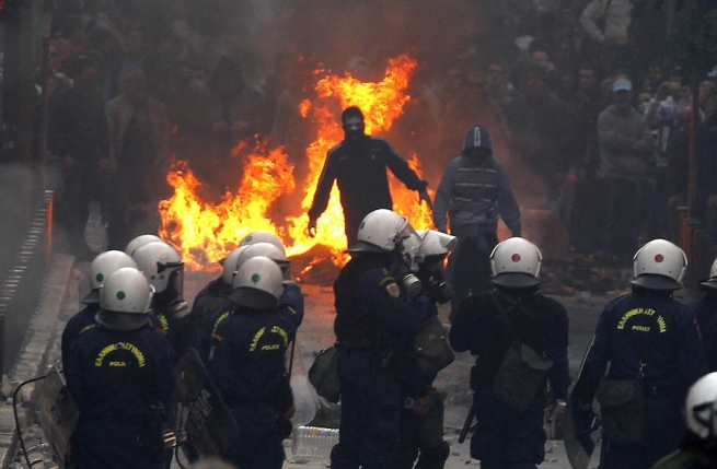 В Афинах начались столкновения полиции с демонстрантами