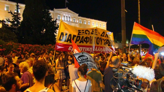 На главной площади Афин Синтагма празднуют победу сторонники ответа "нет"