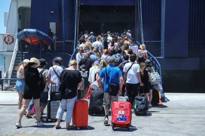 Греки устремились в отпуска: увеличение пассажиропотока в портах Пирей и Рафина