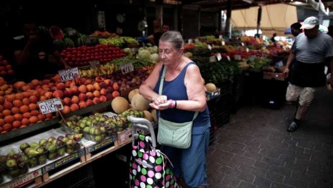 СМИ: российское эмбарго обрушило цены на фрукты в Греции