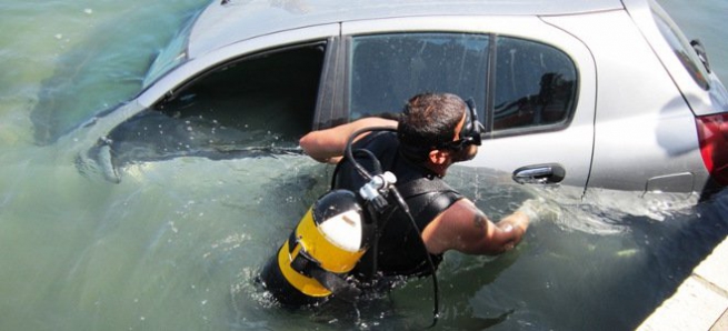 Кошмарная находка в порту Лаврио: обнаружен затонувший в море автомобиль с человеческими останками в багажнике