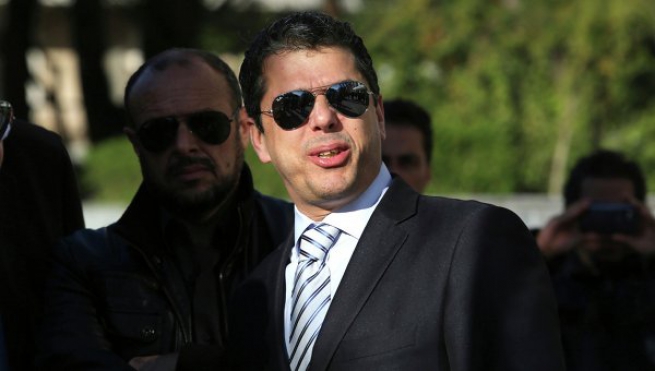 Депутат от ультраправой партии "Хриси Авги"  в Греции упал в обморок при допросе