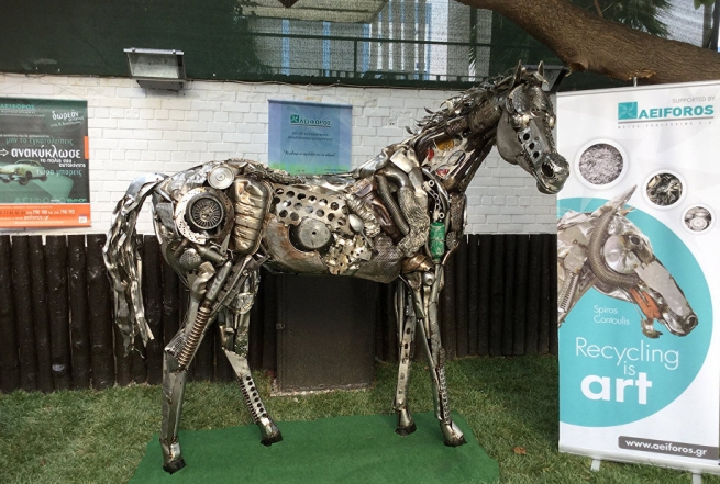 Статуя лошади из металлолома