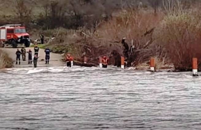 Эврос: 28 мигрантов оказались в ловушке на островке и чуть не утонули в реке