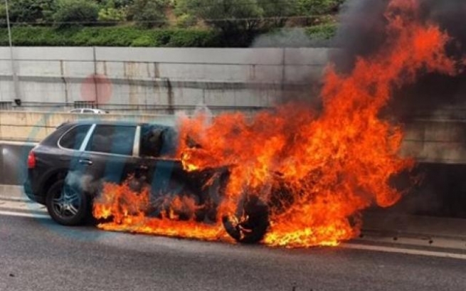 Издатель газеты «Акрополис» заживо сгорел в Porsche Cayenne