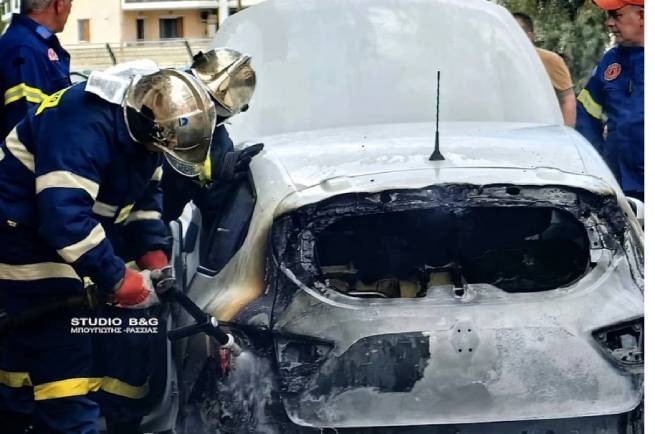 В Нафплионе взорвался автомобиль (видео)