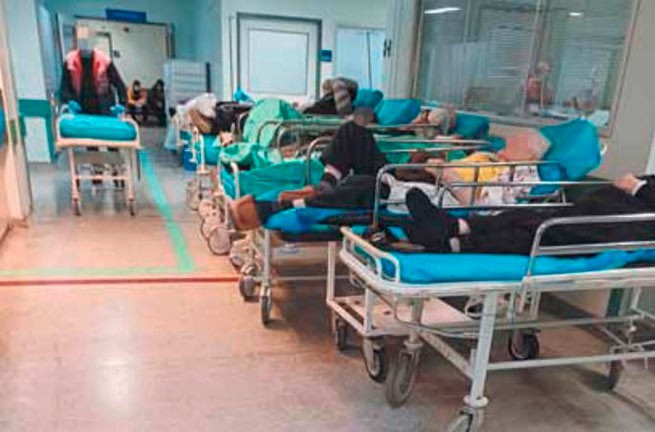 Кризис здравоохранения: переполненые коридоры больниц с приставными койками