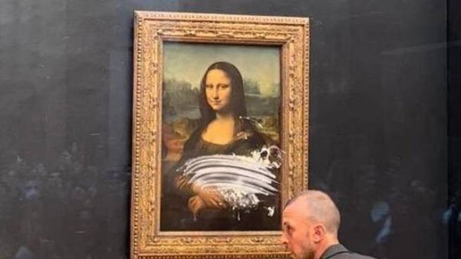 Париж, Лувр: Мона Лиза "атакована" тортом