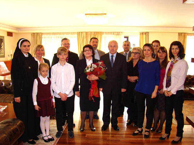 Посол Украины вручил Благодарность главе Украинского культурно-образовательного центра «Берегиня» Марте Аттикос