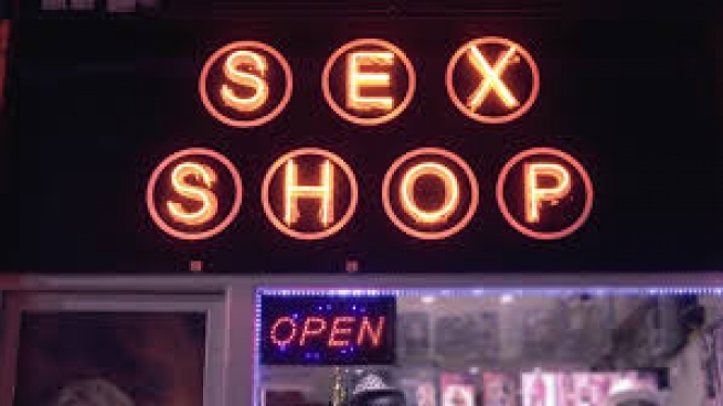 Неизвестный разгромил Sexshop в Афинах